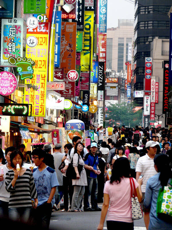 The crowds by Kimmo Räisänen, Seoul, South Korea, 2008. Reduced size for web. CC by 2.0 Deed via Flickr.
